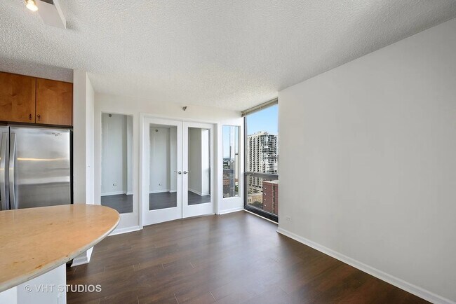 Building Photo - 1122 N Clark St