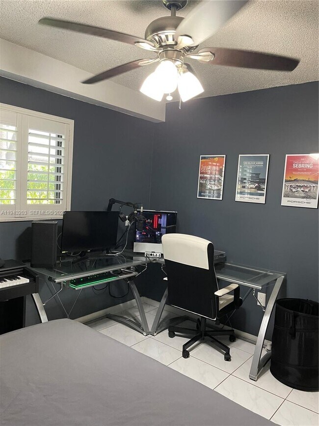 Building Photo - 1625 N 15th Terrace