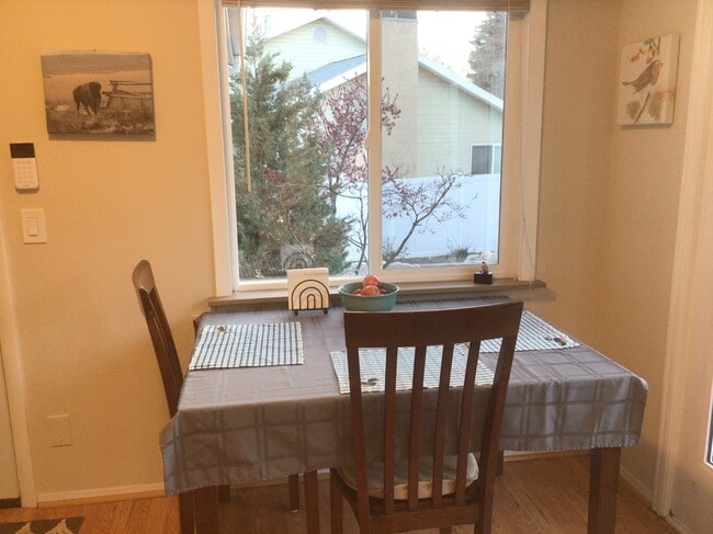 Dining Room - Townhome fully furnished 1-2 Bedrooms Options