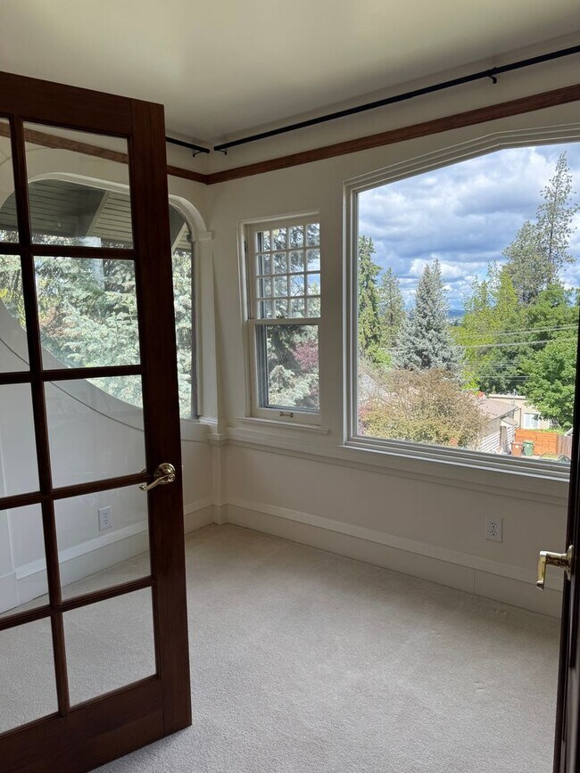 Building Photo - Beautiful Classic 4+ Bedroom 3,800 Sq. Ft....