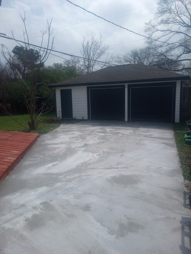 Building Photo - 9613 Westview Dr