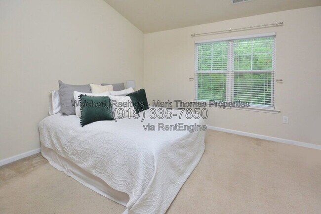Building Photo - 100 Stratford Lakes Dr