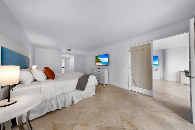 Building Photo - 1717 N Bayshore Dr