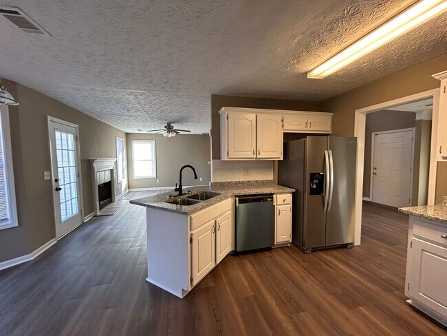 Building Photo - 1536 Ravens Run - Recently Renovated! Bran...