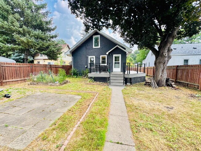 Building Photo - Charming 4-Bed Home with Granite Touches & Hardwood Elegance in Minneapolis!