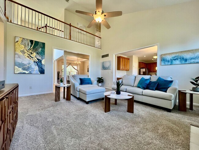 Building Photo - Large executive home in pool community Mas...