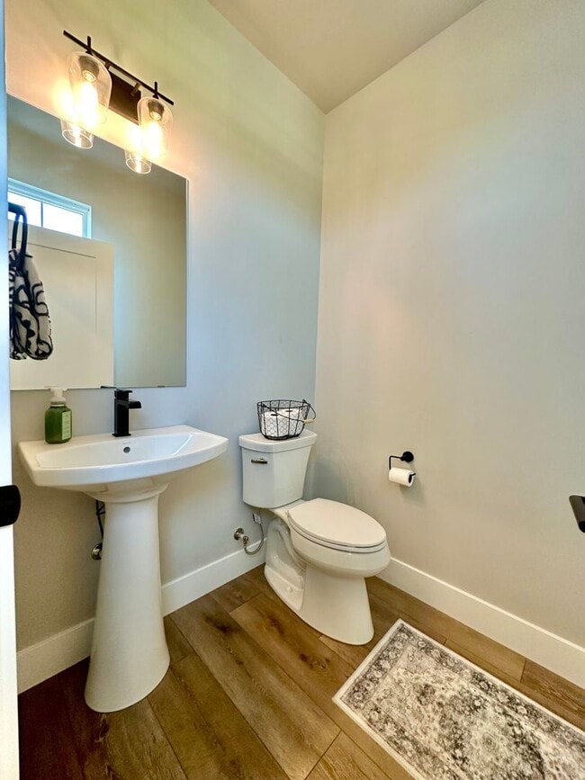 Building Photo - Beautiful 3 bdrm end unit townhome with side yard available in Petrosa.