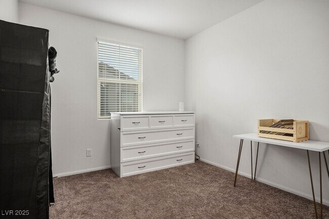 Building Photo - 611 Sedum Ave.