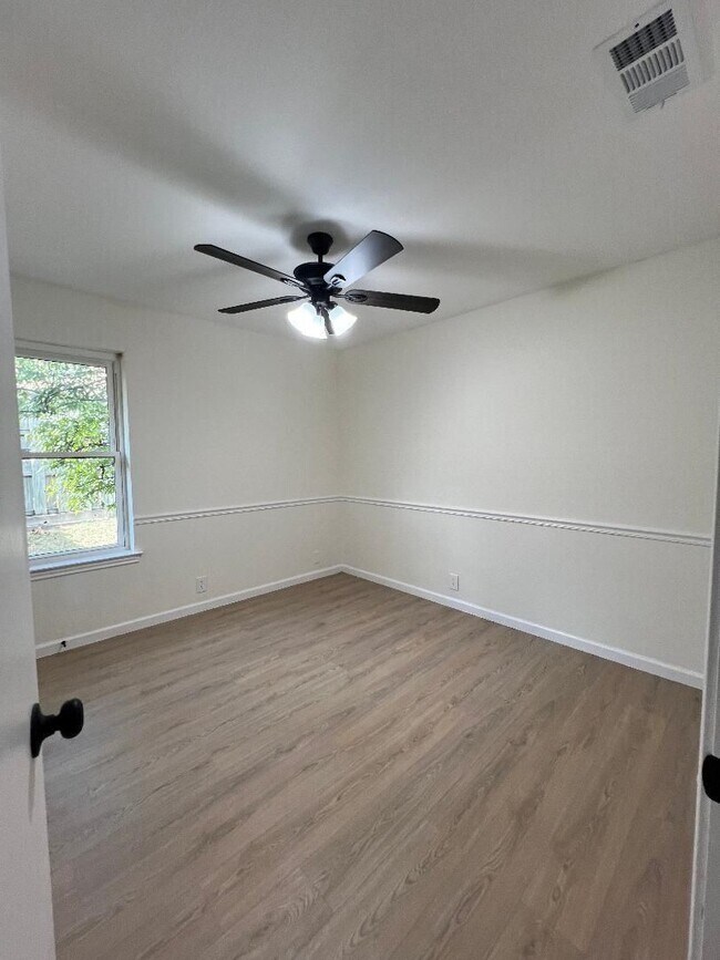 Building Photo - Welcome to this inviting 3-bedroom, 2-bathroom home in the heart of Cleburne, perfectly suited fo...