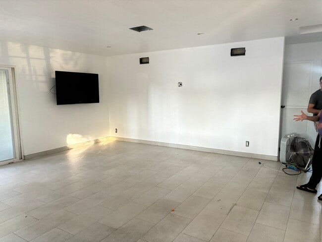 Building Photo - 9020 Roslyndale Ave