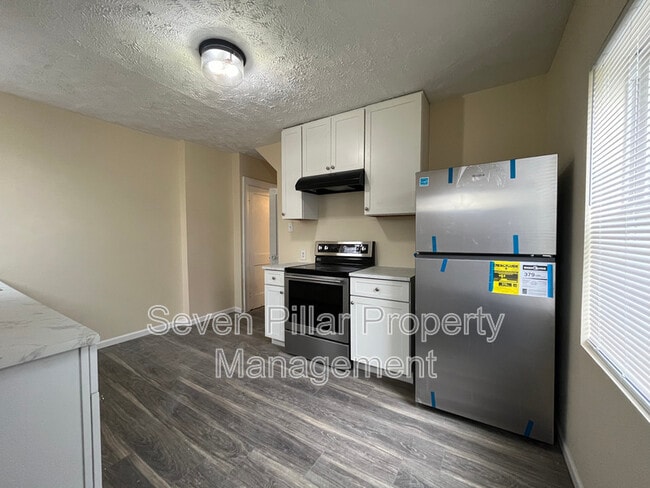 Building Photo - 1042 E 16th Ave