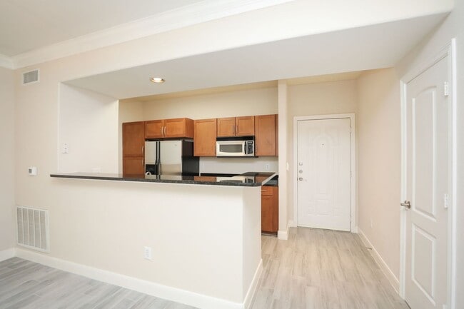 Building Photo - For Lease | 1 Bed, 1 Bath | 832 Sq Ft | Su...