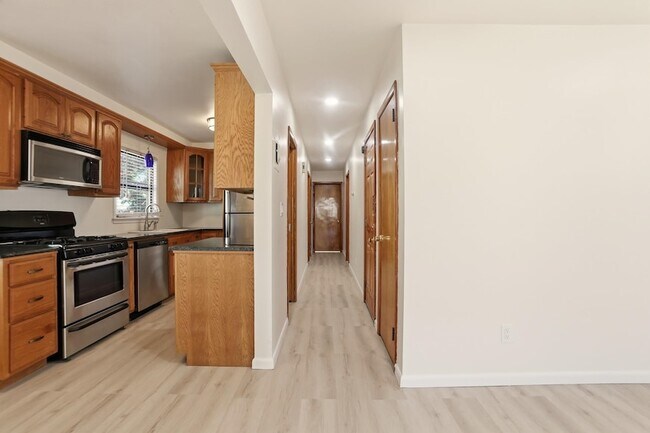 Building Photo - 576 Avenue East Unit