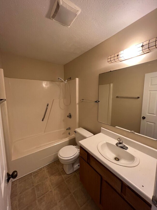 Building Photo - 2 Bedroom/1.5 bathroom townhouse for rent $1,300 month