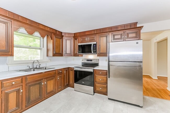 Building Photo - Spacious 3-Bedroom 1.5 Bath Home on 4 Acres