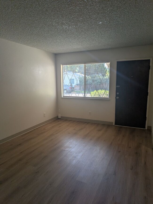 Building Photo - Charming 2-bedroom, 1 bath duplex