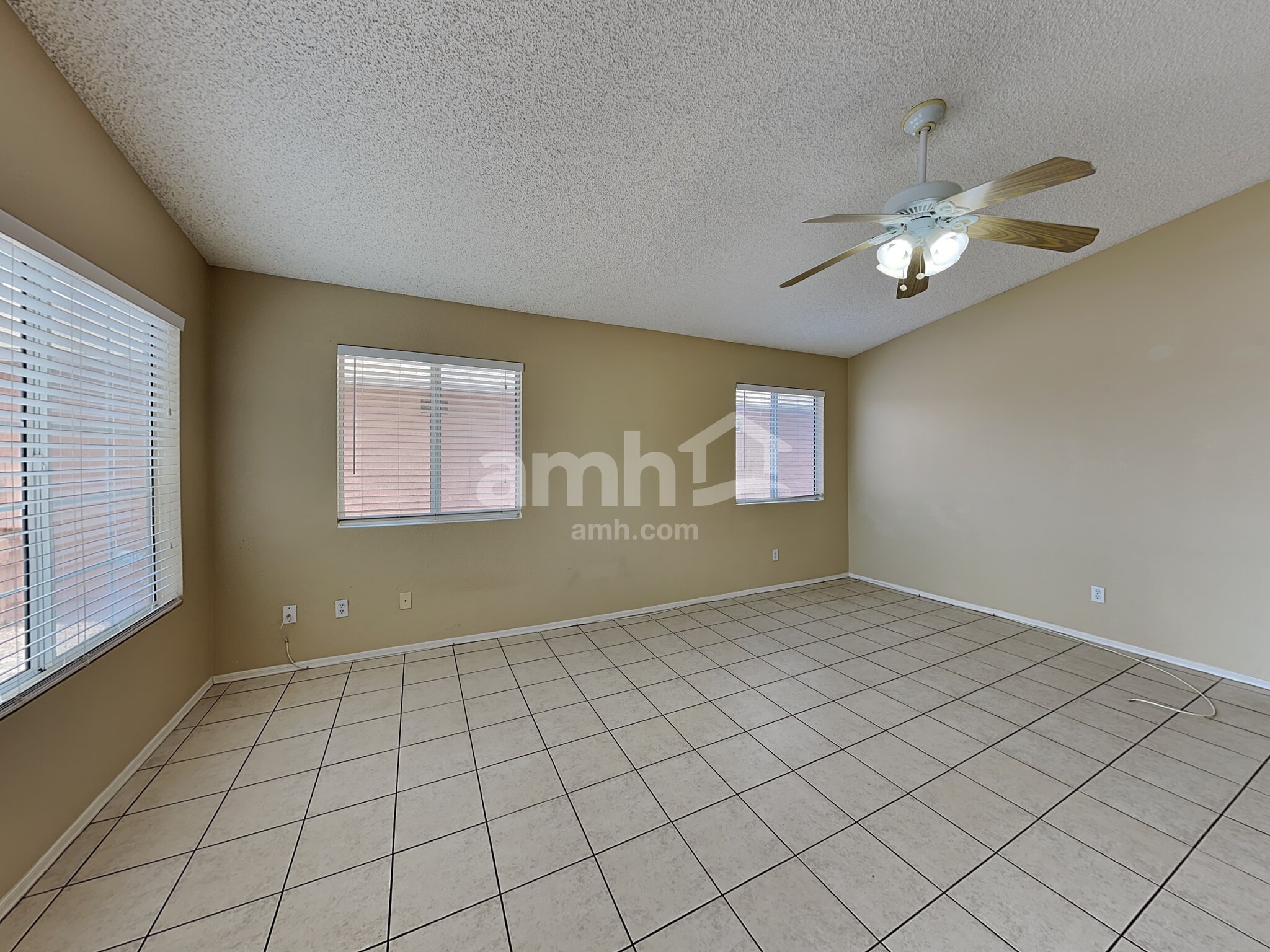 Building Photo - 9050 E Glenmont Dr