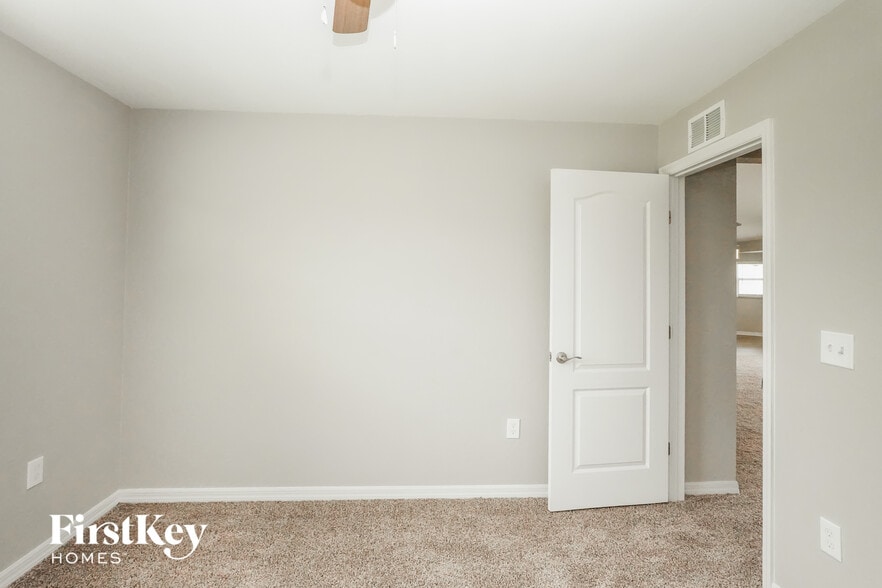 Building Photo - 444 Lanham Dr