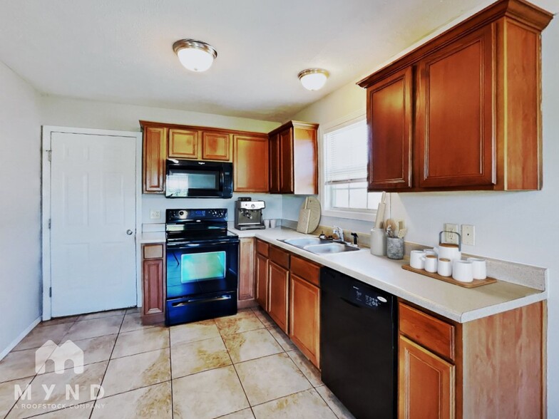 Building Photo - 4876 W Skyler Dr
