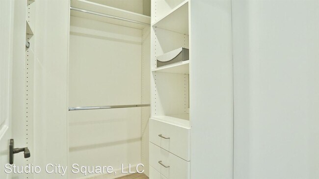 Building Photo - 12700 Moorpark St