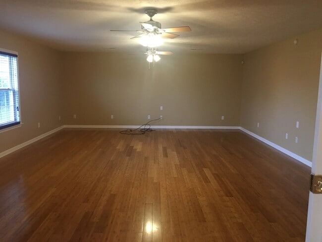 Building Photo - **New Paint**   **New Carpet**  Ready for YOU!!