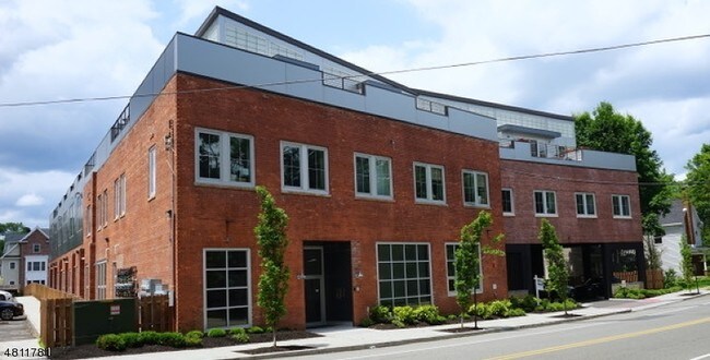 Building Photo - 10 Ford Ave