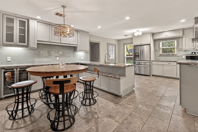 Building Photo - 717 W 30th St