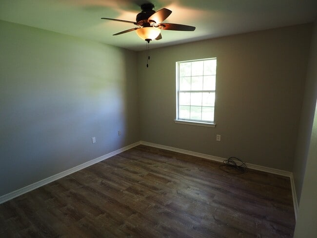 Building Photo - Four Bedroom House in Foley!