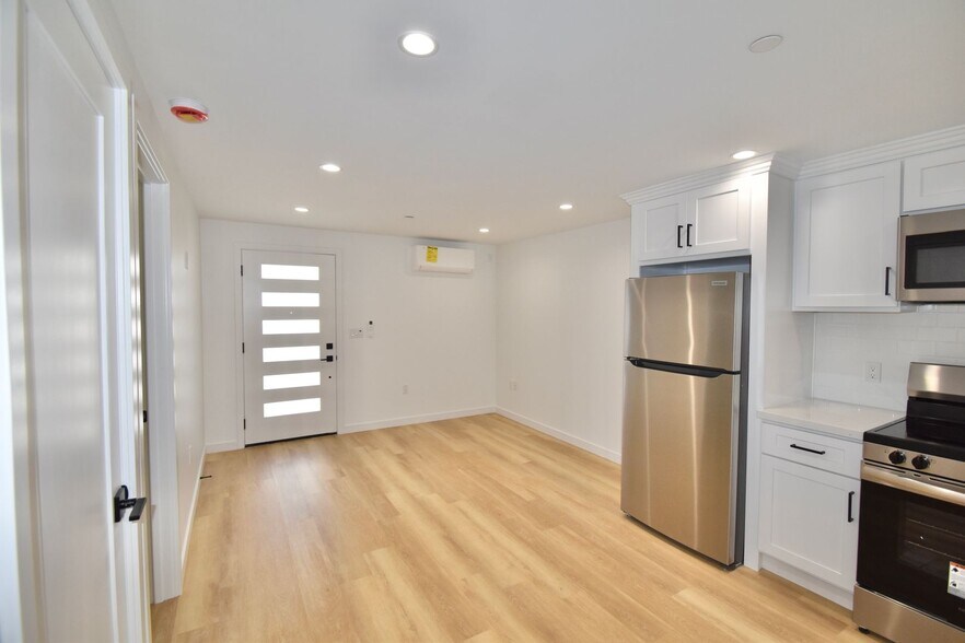 Building Photo - 14830 Dickens St