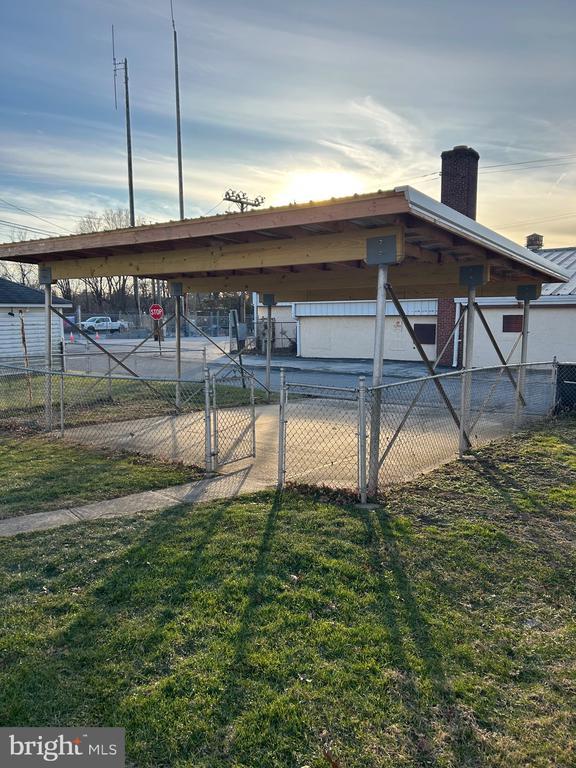 Building Photo - 424 Center St