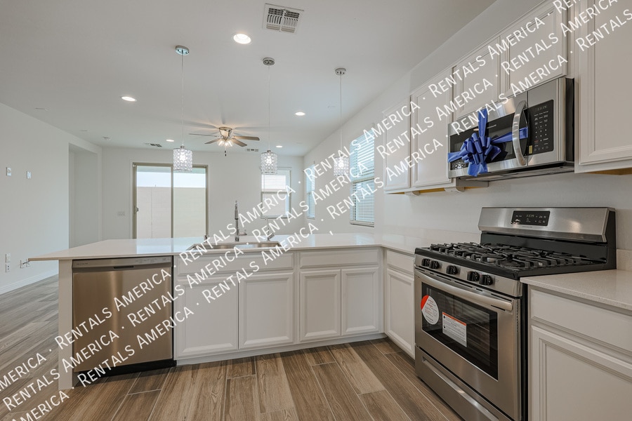 Building Photo - 5938 N 90th Dr