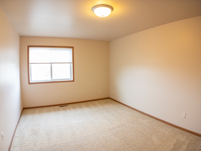 Building Photo - 2 Bedroom Apartment in Quiet Neighborhood!