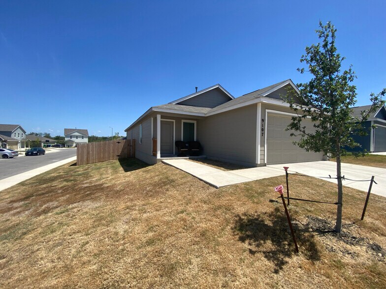 Building Photo - 9107 Selene Pl