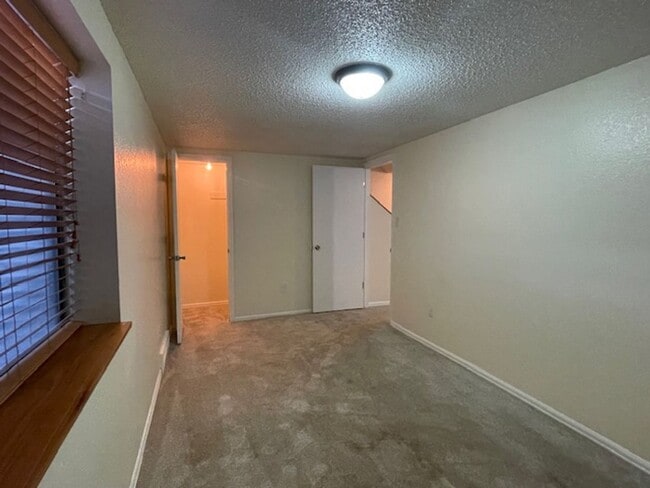 Building Photo - House For Lease