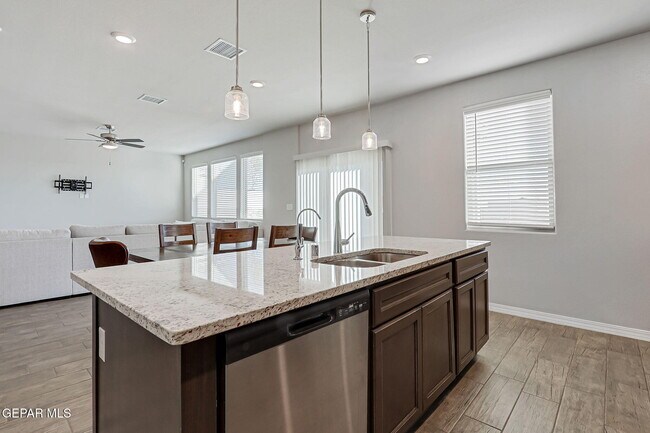 Building Photo - 13130 Oakhampton Ave