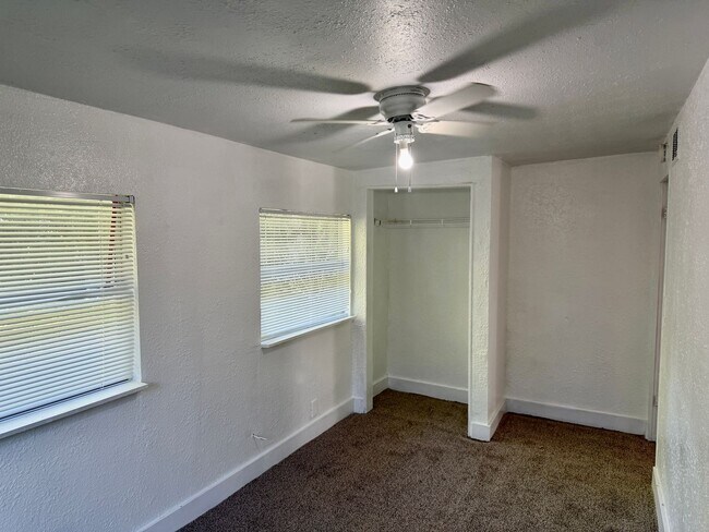 Building Photo - 3/1 Located in South St. Pete!