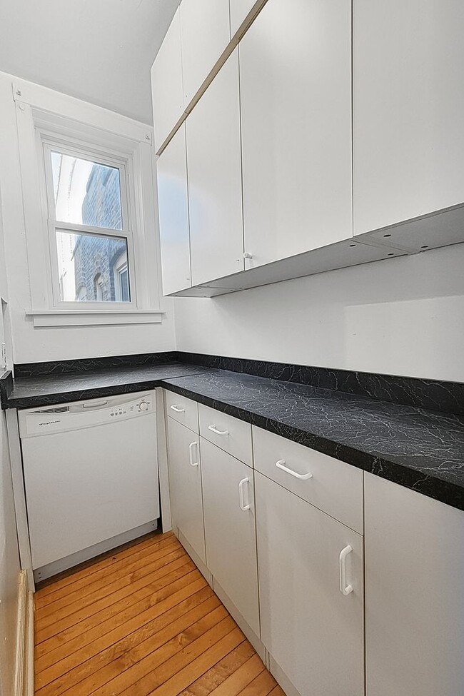 Building Photo - Large 3-bed/1-bath Apartment in the Heart of Rogers Park!