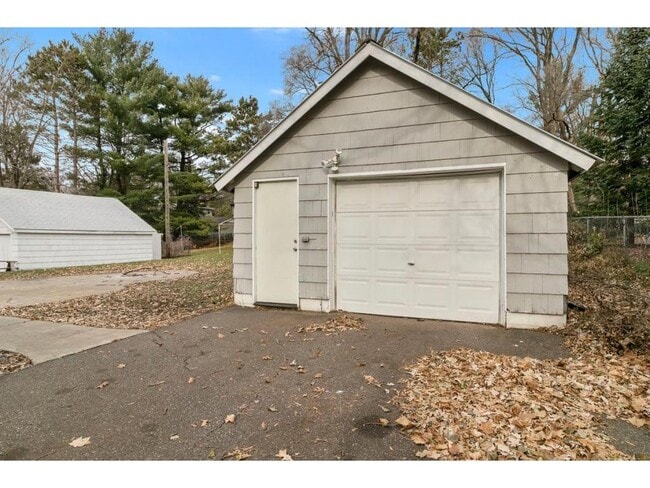 Building Photo - 723 Laurel Ave