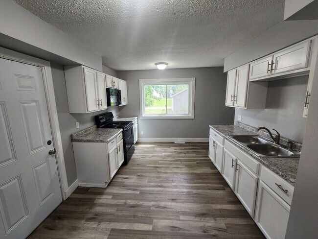 Building Photo - 4-Bedroom House