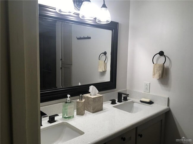 Building Photo - 700 Fern Ave W