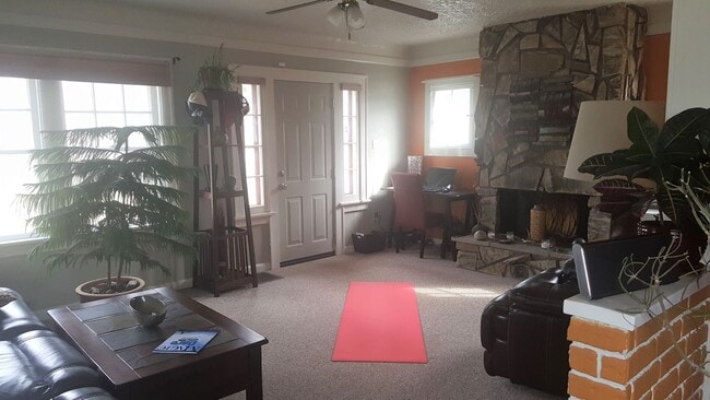 Building Photo - Charming 2 Bedroom Home Near Pioneer Park, Hospitals & Schools!