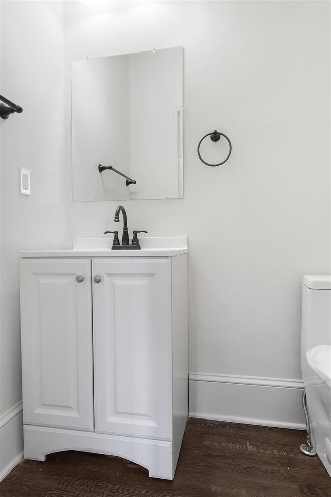 Building Photo - Charming 3 Bedroom 1.5 Bathroom Located in Uptown Harrisburg!