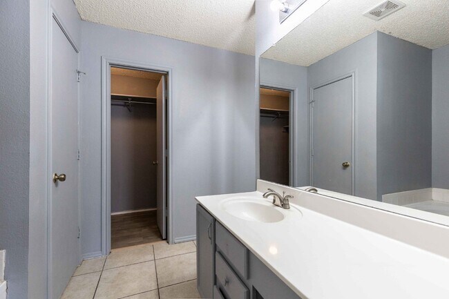 Building Photo - 8423 Parry Path