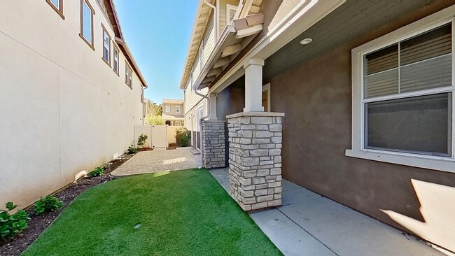Building Photo - Los Carneros townhouse 3 Bed / 2.5 Bath – ...