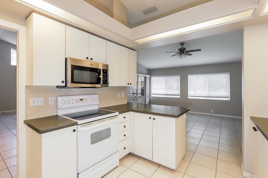 Building Photo - 6615 Oakbrooke Cir