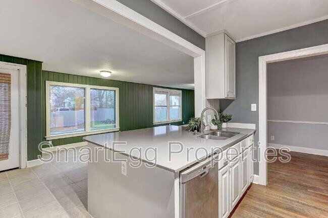 Building Photo - 1309 E 13th St