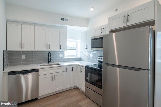 Building Photo - 1513 W Girard Ave