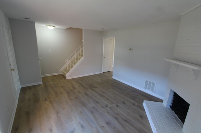 Building Photo - Recently Renovated Townhouse close to Rest...