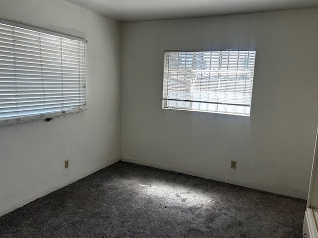 Building Photo - Private 1 Bed, 1 Bath Unit