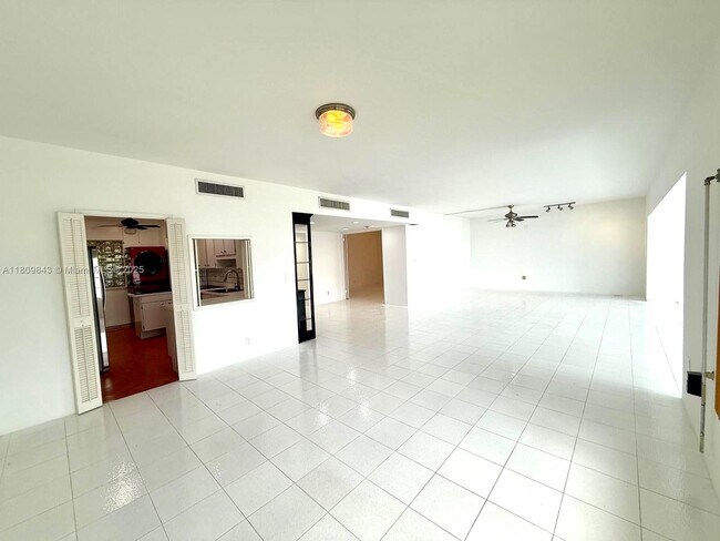 Building Photo - 9200 W Bay Harbor Dr